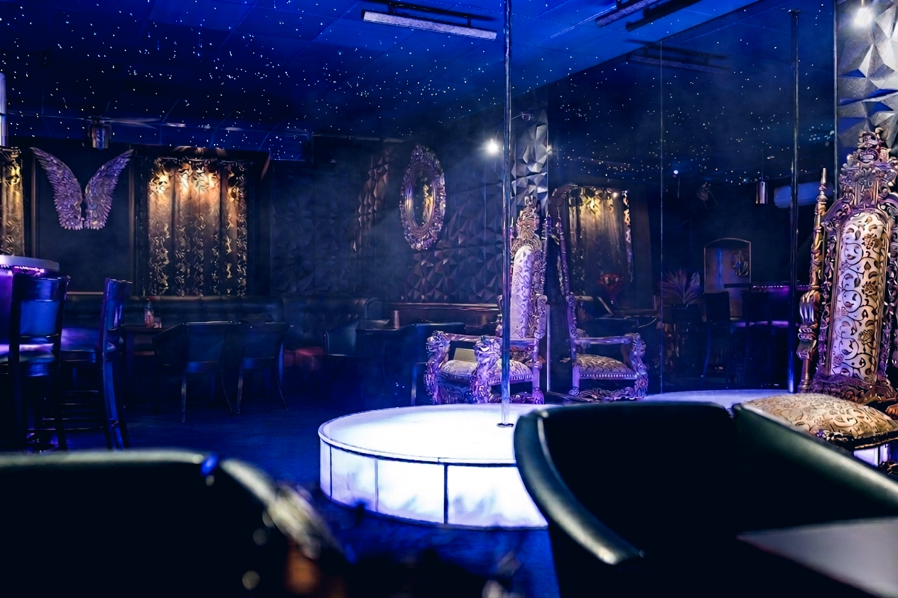 Sala gĹ‚Ăłwna i scena w Secret Club
